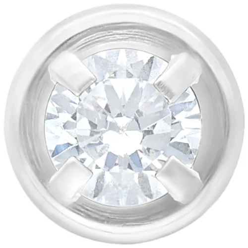 Hopeinen Labret kristallinkirkkaalla kivellä valkoisella taustalla