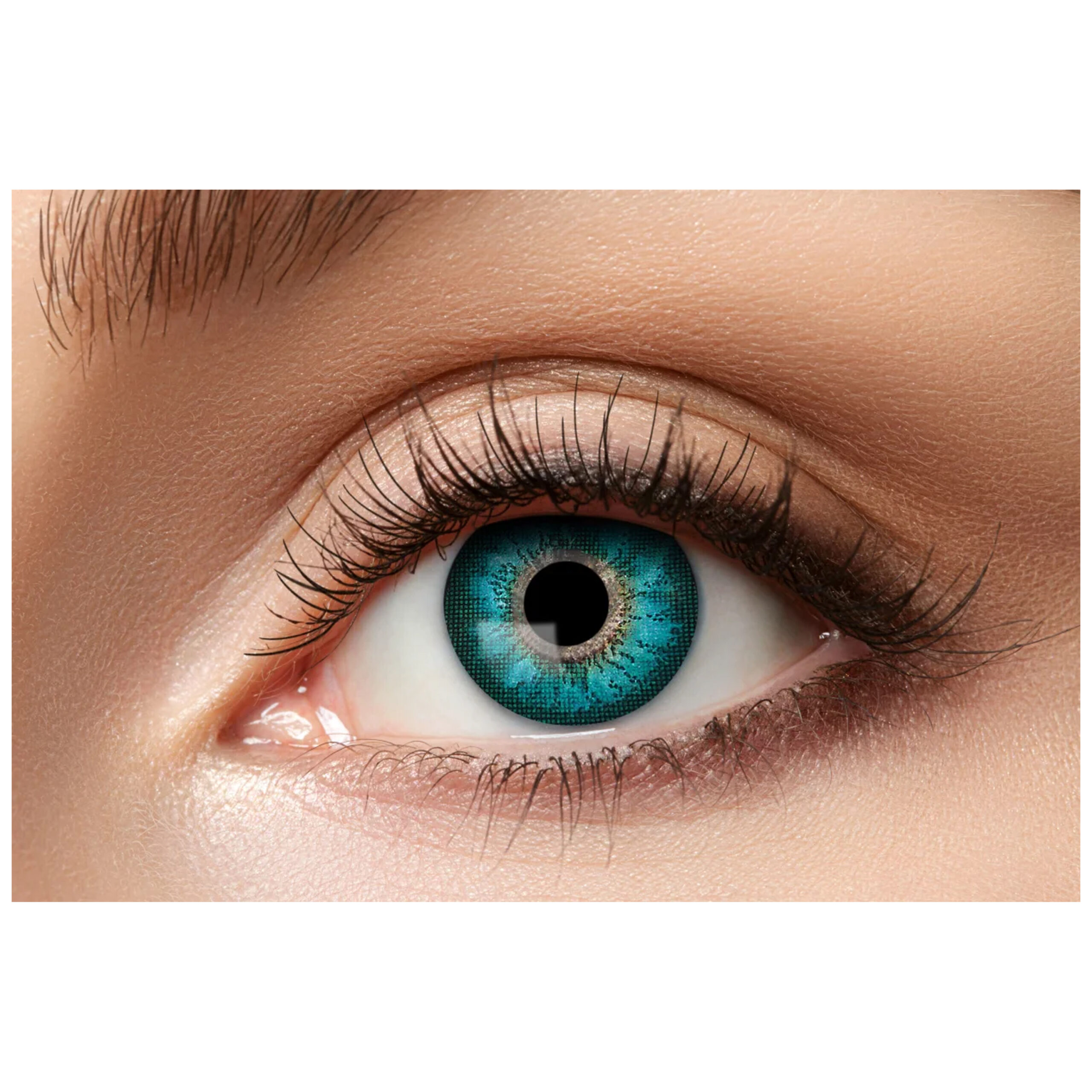 Nahaufnahme eines Auges mit leuchtend türkisfarbenen Kontaktlinsen und natürlichem Make-up