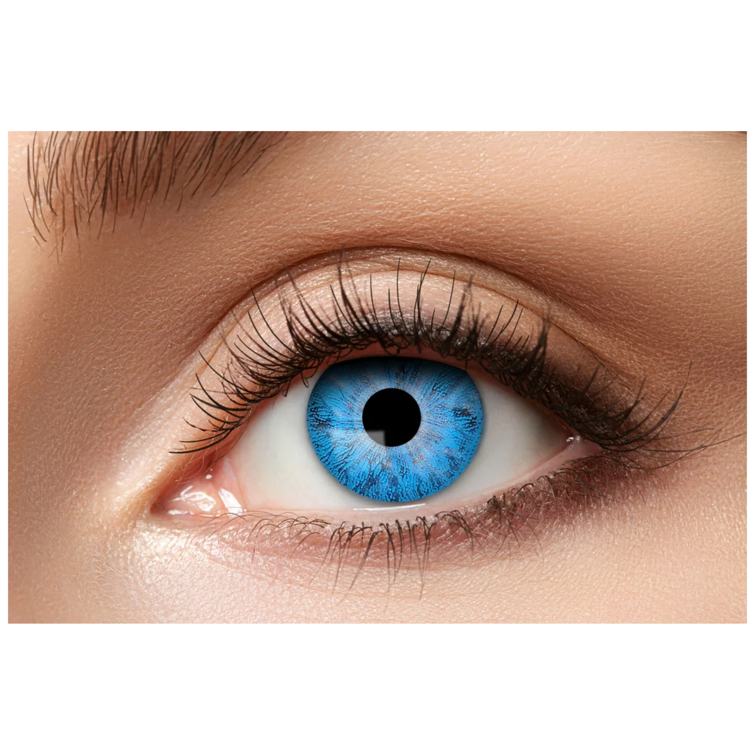 Nahaufnahme eines Auges mit blauer Kontaktlinse, Hauttöne im Hintergrund