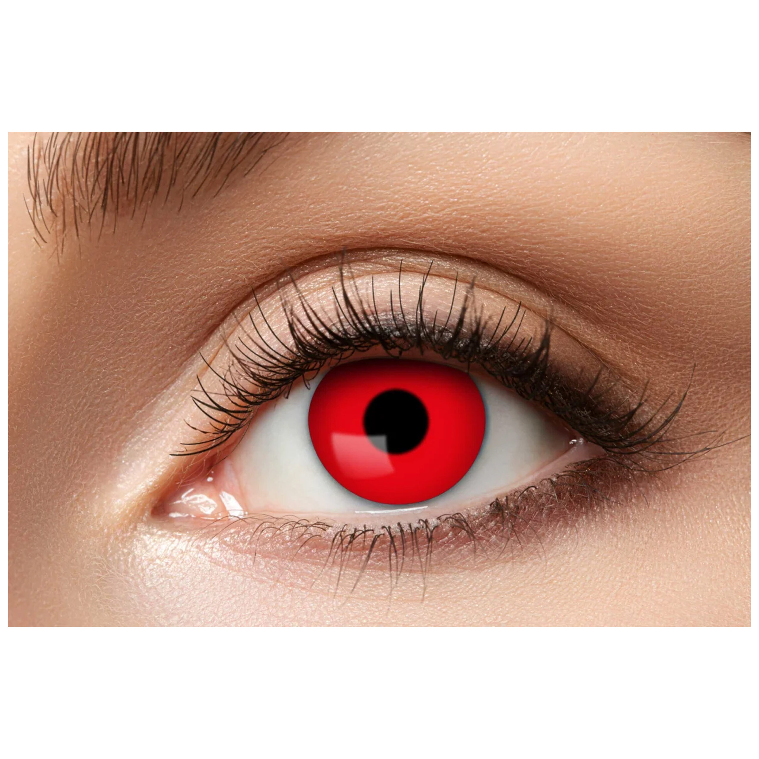 Nahaufnahme eines Auges mit roter UV-Kontaktlinse, helle Haut