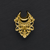 Goldenes barockes Ohrsattel-Piercing 8,0 mm auf schwarzem Hintergrund