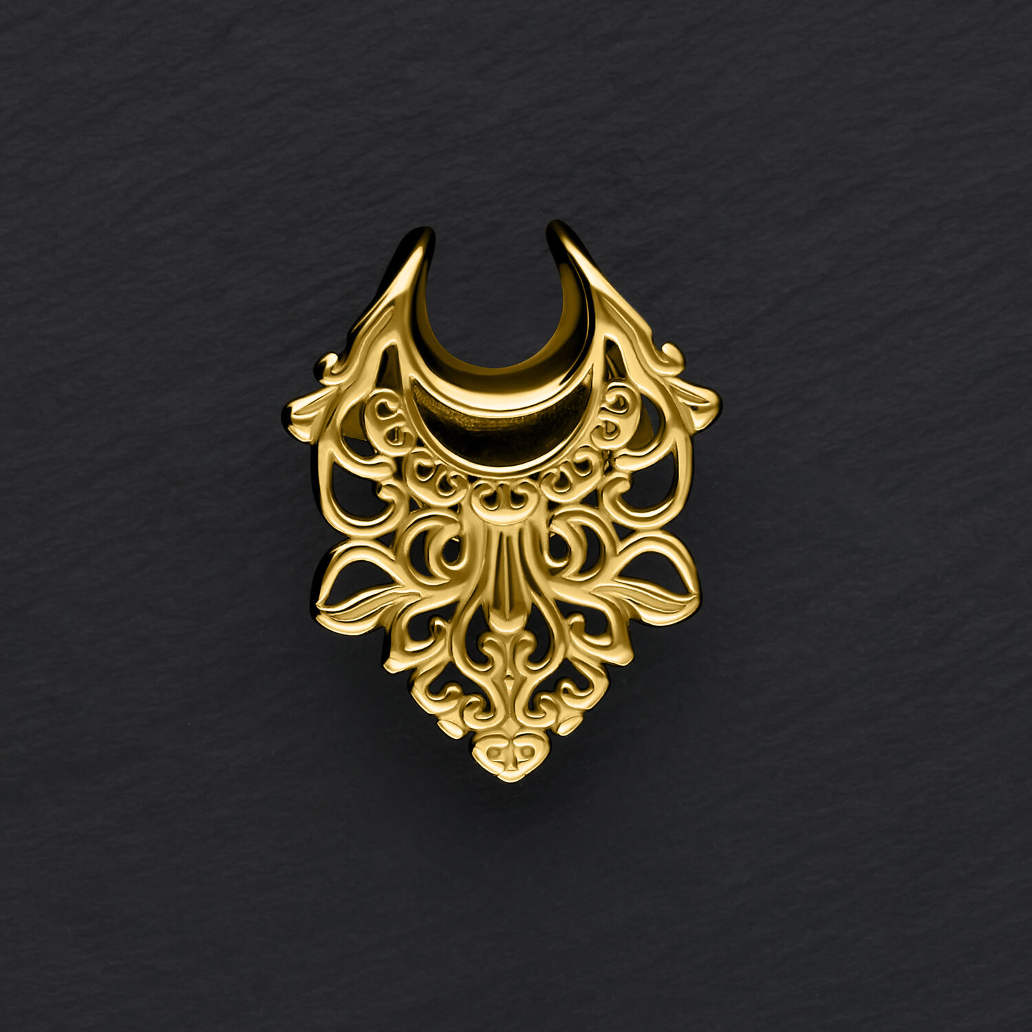 Goldenes barockes Ohrsattel-Piercing 8,0 mm auf schwarzem Hintergrund