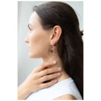 Nainen, jolla on ruusuhopeiset Daisy Hoops -korvakorut korvassa, sivuprofiili