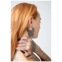 Musta Bulldog korvakorut kirurginteräksestä korvassa, valkoisella taustalla