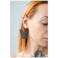 Nainen mustalla Bulldog Hoops korvakorulla, sivuprofiili