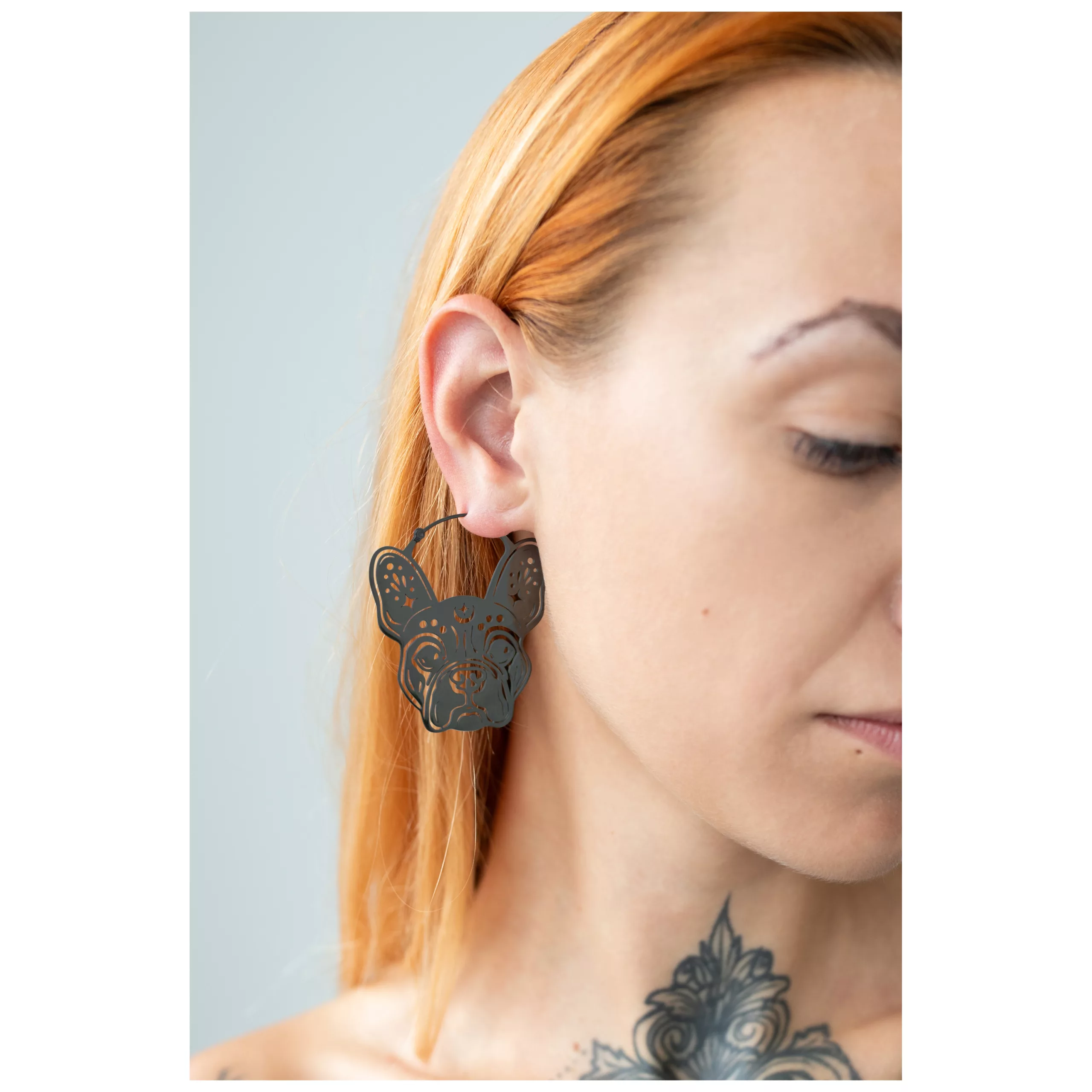 Nainen mustalla Bulldog Hoops korvakorulla, sivuprofiili