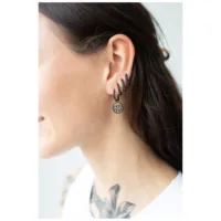 Musta Little Eye Hoops korvakorut korvassa