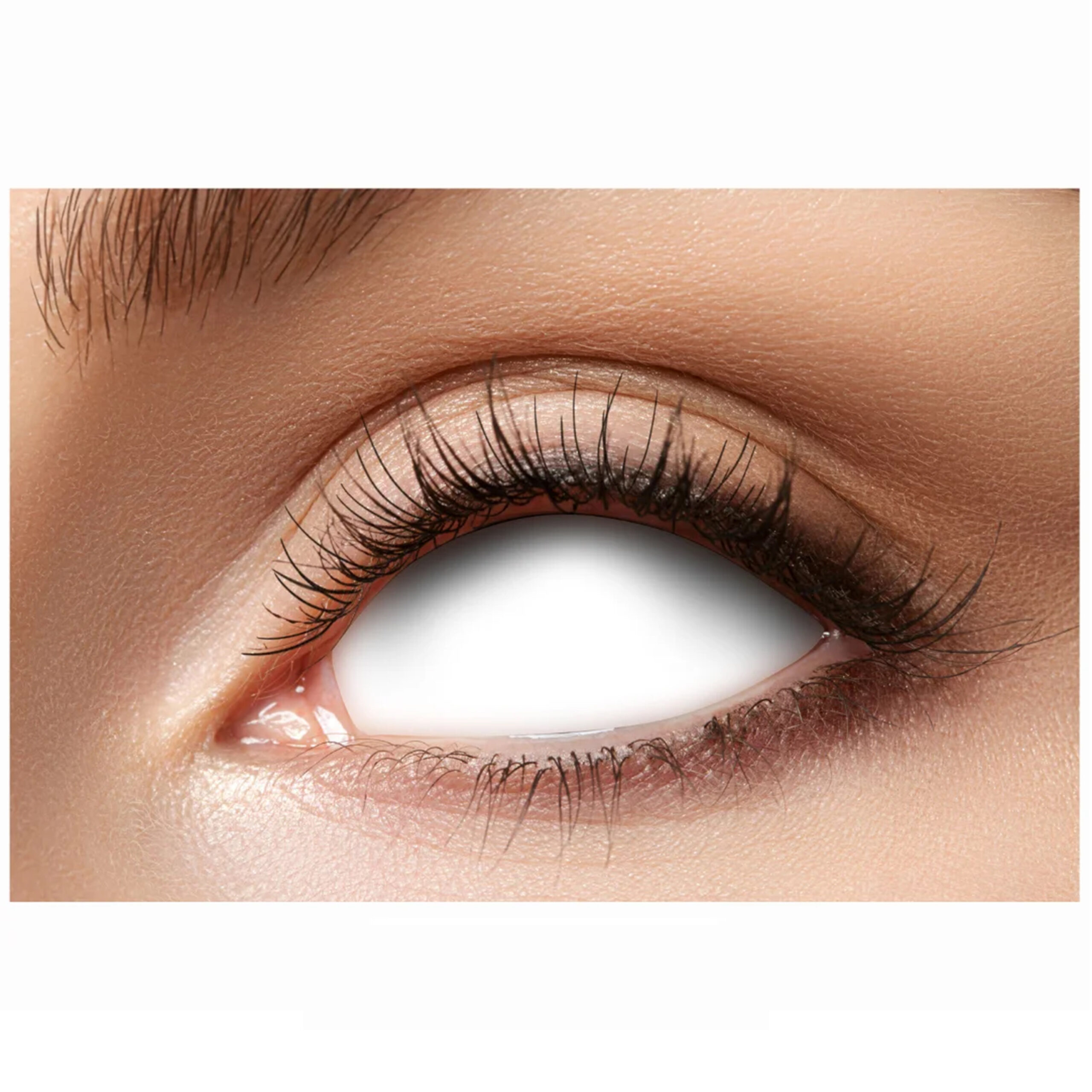 Nahaufnahme eines Auges mit weißer Sclera Blind Kontaktlinse auf hellem Hintergrund