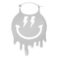 Hopeinen korvakoru, jossa on hymiö ja salamakuvio valkoisella taustalla