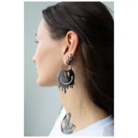 Hopeiset Smiley Big Hoops -korvakorut korvassa, sivulta katsottuna