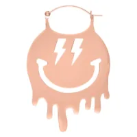 Suuret rosékultaiset korvakorut, joissa on Smiley-kuvio valkoisella taustalla