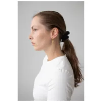 Nainen kultaisilla Little Sword Cross Hoops -korvakoruilla, sivuprofiili