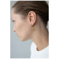 Kultaiset Little Sword Cross Hoops -korvakorut henkilön korvassa, sivulta