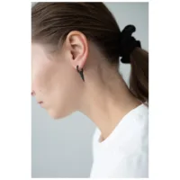 Musta Little Long Spike Hoops korvassa Nainen käyttää mustia Little Long Spike Hoops -korvakoruja kirurginteräksestä