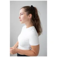 Kultaiset Little Short Spike Hoops korvassa Nainen valkoisessa T-paidassa ja kultaiset Little Short Spike Hoops neutraalilla taustalla