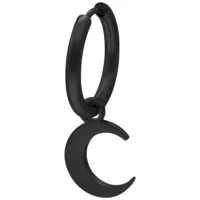 Musta kirurginteräksinen korvakoru kuuriipuksella valkoisella taustalla