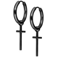 Zwei schwarze, hochglanzpolierte Creolen mit Kreuzanhänger auf weißem Hintergrund