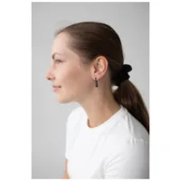 Nainen mustilla Little Gummi Bear Hoops korvakoruilla, sivuprofiili