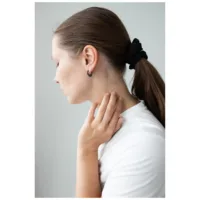 Nainen mustilla Little 5 Rings Hoops korvakoruilla, sivuprofiili