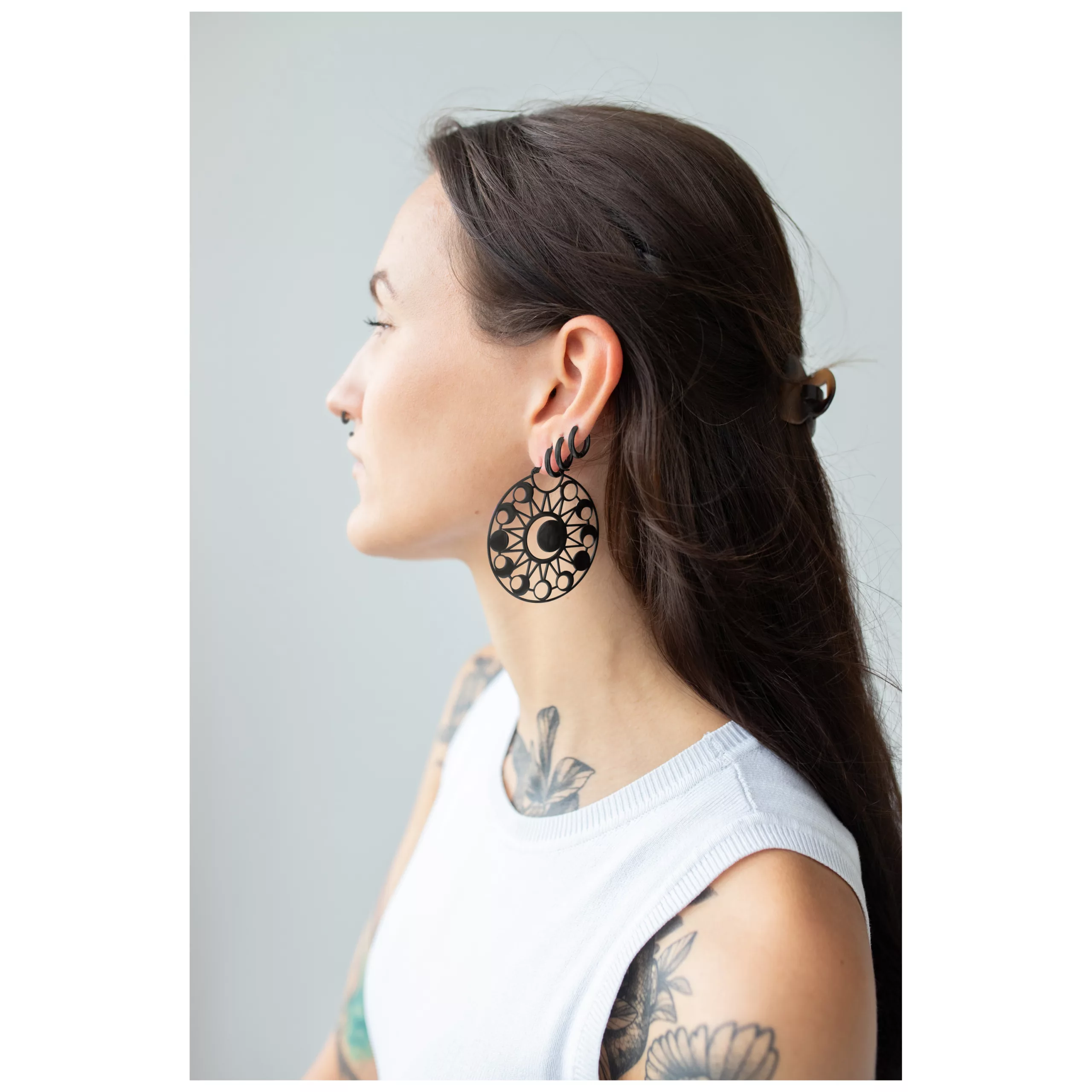 Mustat Moon Eclipse Hoops -korvakorut naisen korvassa, sivuprofiili