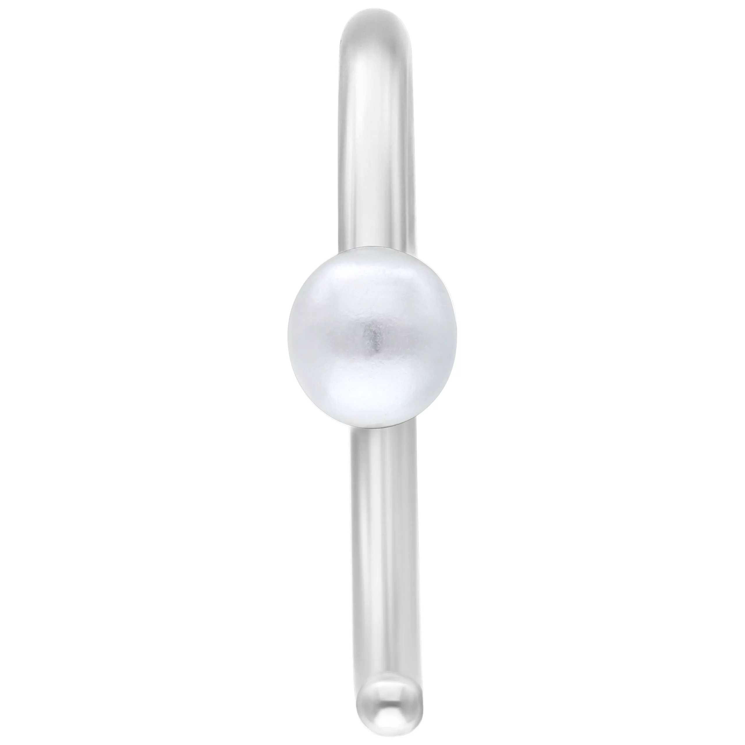 Silberner Earcuff mit glänzender Perle auf weißem Hintergrund