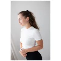 Musta Little Lock Hoops -korvakorut Nainen mustien Little Lock Hoops -korvakorujen kanssa valkoisella taustalla