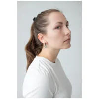 Little Daisy Hoops - Mustat korvakorut Nainen mustilla Little Daisy Hoops -korvakoruilla kirurginteräksestä neutraalilla taustalla