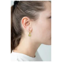 Kultaiset Little Daisy Hoops -korvakorut Nainen kultaisilla Little Daisy Hoops -korvakoruilla, sivuprofiili