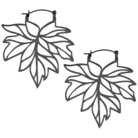 Musta Autumn Leaf Hoops korvakorut Kaksi mustaa lehtimuotoista korvakorua valkoisella taustalla