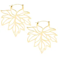 Kultaiset korvakorut syksynlehden muodossa valkoisella taustalla