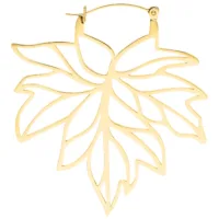 Kultaiset korvakorut vaahteranlehden muodossa valkoisella taustalla