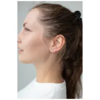 Musta kristalli korvakorut korvassa Nainen musta kristalli korvakoru korvassa, sivukuva