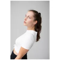 Kultaiset neliön muotoiset korvakorut kristallinkirkkailla kivillä valkoisella taustalla