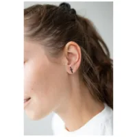 Musta miekka-korvakorut ruskeahiuksisen naisen korvassa