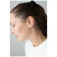 Nainen Rosekultaiset korvakorut Double Beam Crystal harmaata taustaa vasten