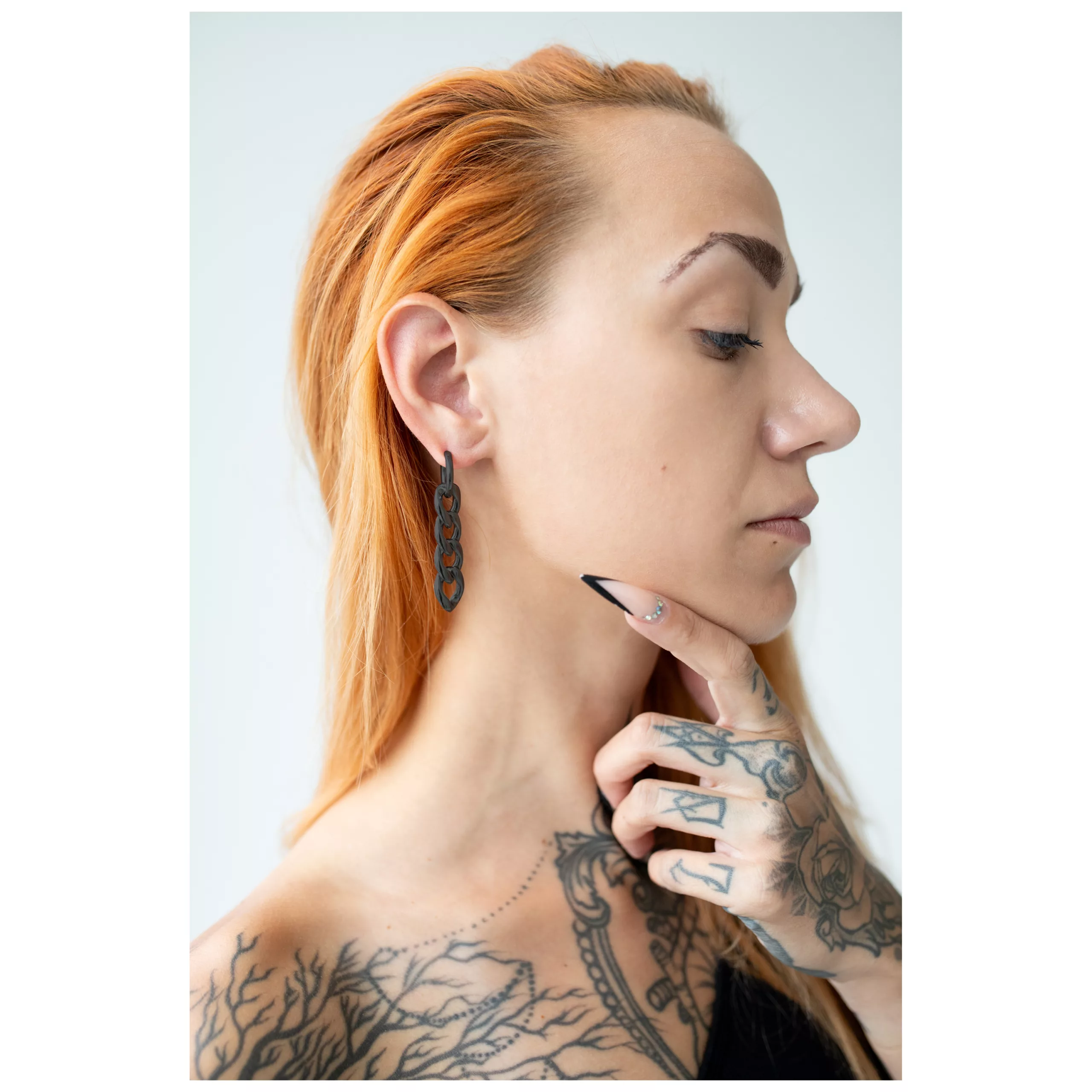 Nainen mustilla Little Chunky Hoops -korvakoruilla kirurginteräksestä