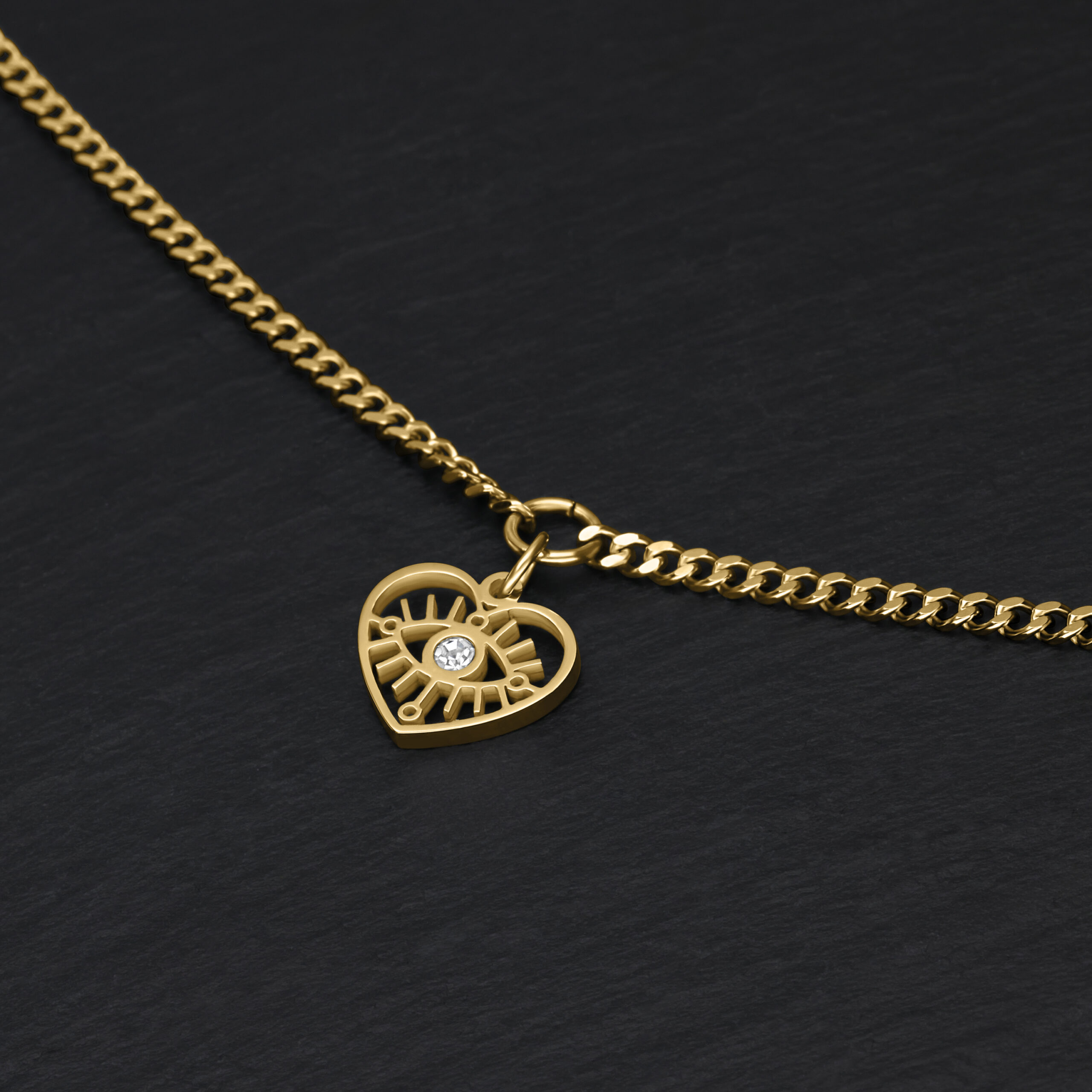 Goldenes Little Heart Eye Armband Goldenes Armband mit Herzanhänger auf schwarzem Hintergrund