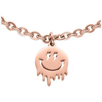 Roségoldenes Smiley-Armband aus Chirurgenstahl auf weißem Hintergrund