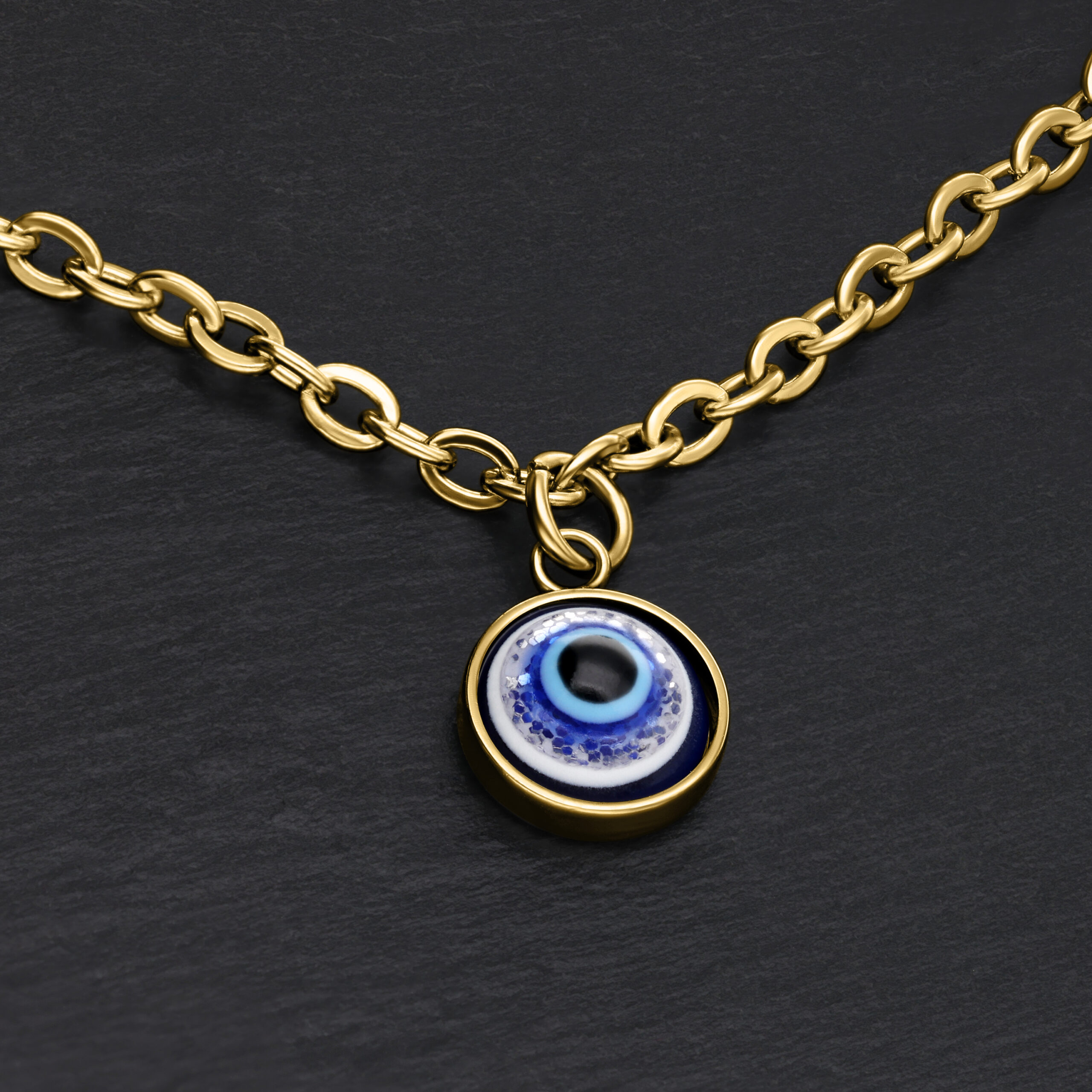 Golden Little Nazar Armband aus Chirurgenstahl Goldenes Nazar Armband mit blauem Auge Anhänger auf schwarzem Hintergrund