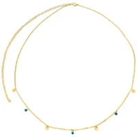 Kultainen kaksinkertainen vatsaketju pienillä riipuksilla valkoisella taustalla