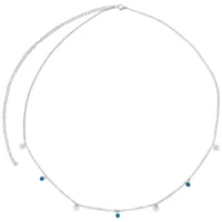 Kaksirivinen hopeaketju napaan pienillä riipuksilla valkoisella taustalla