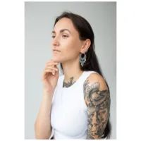 Barock Chandelier Hoops an Frau mit Tattoos Frau mit weißen Top und Tattoos, trägt silberne Barock Chandelier Hoops