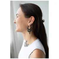 Schwarze Barock Chandeliers Ohrringe im Profil Frau mit schwarzen Barock Chandelier Ohrringen aus Chirurgenstahl im Profil