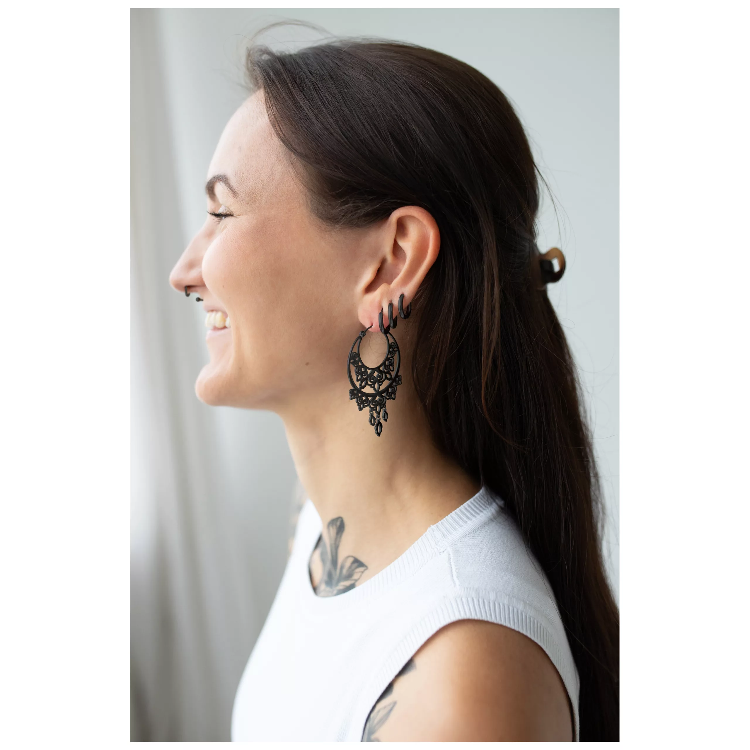 Schwarze Barock Chandeliers Ohrringe im Profil Frau mit schwarzen Barock Chandelier Ohrringen aus Chirurgenstahl im Profil
