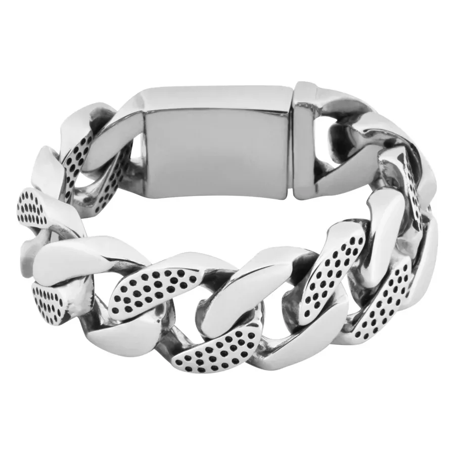 Hopeanvärinen kirkas rannekoru kirurginteräksestä valkoisella taustalla