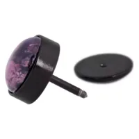 Musta feikkiplugi pinkillä kivellä valkoisella taustalla