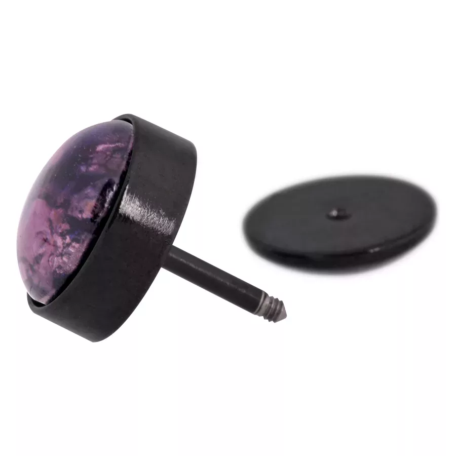 Musta feikkiplugi pinkillä kivellä valkoisella taustalla