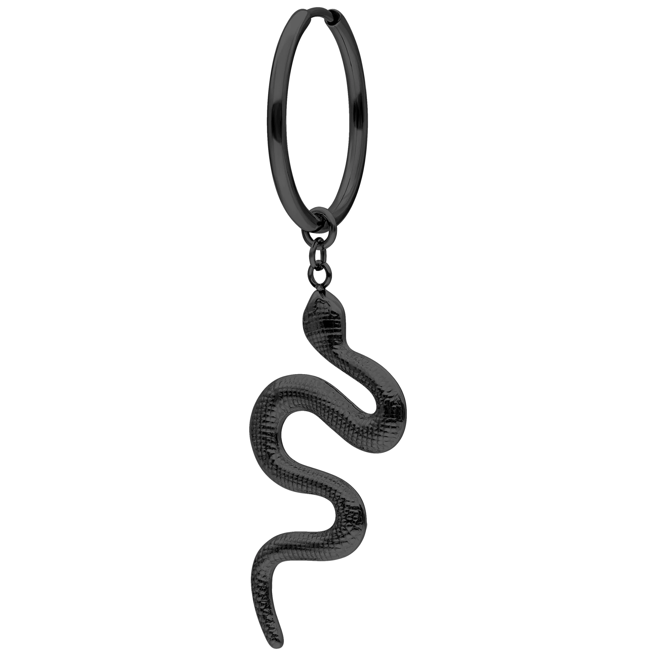 Musta korvakoru käärmeriipuksella valkoisella taustalla