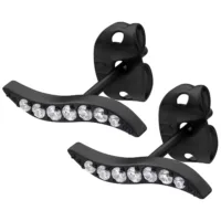 Musta kristalli korvakorusetti Mustat korvakorut kirkkailla kristalleilla valkoisella taustalla