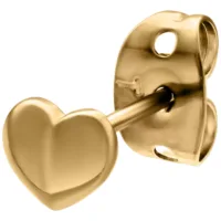 Kiiltävät, kultaiset sydänkorvakorut sileällä pinnalla valkoisella taustalla